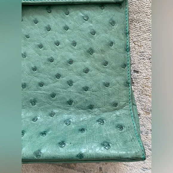 Thrifted green leather purse! Beautiful mid-size bag, perfect for all seasons. - Picture 4 of 7